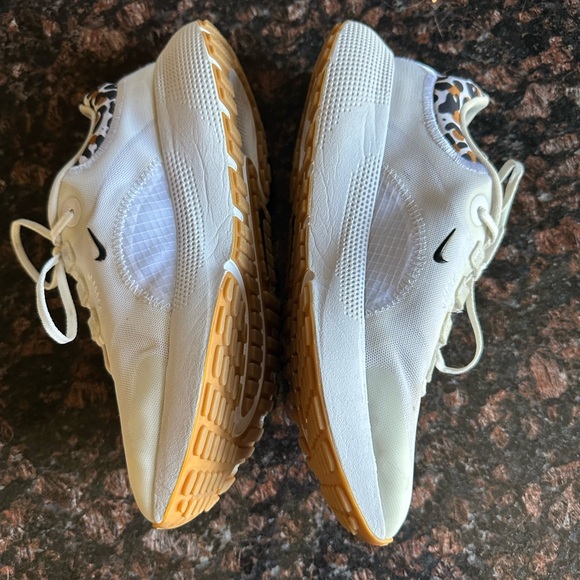 Nike size 8.5 running shoes - Picture 1 of 4